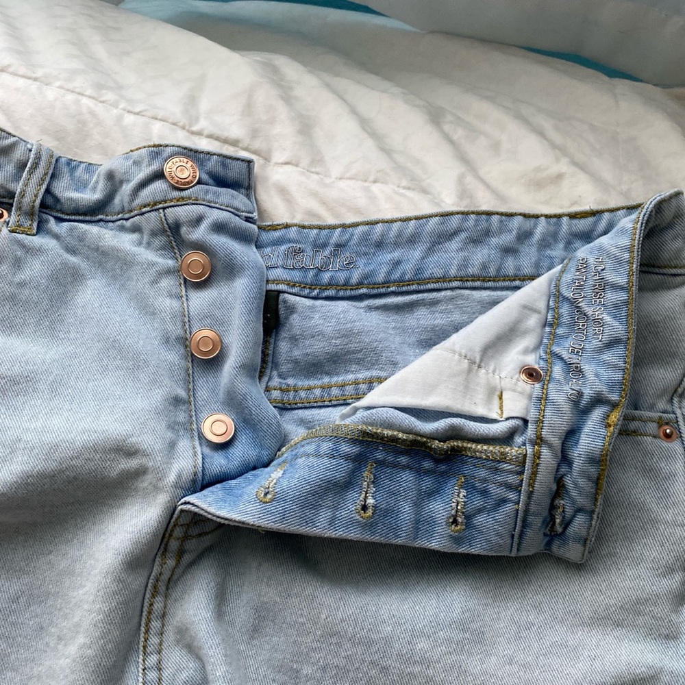 LIGHT WASH RIPPED DENIM SHORTS - Picture 5 of 5